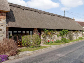 3 Bed in Coombe Keynes DC029